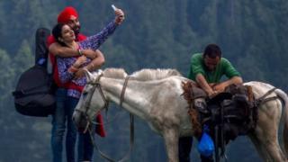 tourists returning to Kashmir