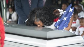 Мишия Джонсон целует шкатулку своего мужа, сержанта Ла Дэвида Джонсона, во время его похоронной службы во Флориде, после того, как сержант Джонсон и трое других американских солдат были убиты в засаде в Нигере 4 октября 2017 года Ла Дэвид Джонсон, один из американских солдат, погибших в результате нападения