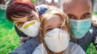 Personas con mascarilla