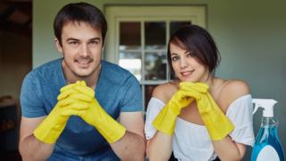 Pareja con utensilios de limpieza