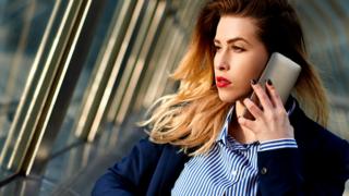 Француженка разговаривает по телефону