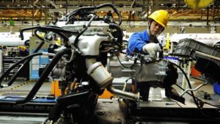 Рабочий на китайском автомобильном заводе