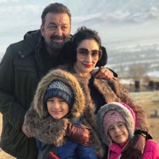 संजय दत्त अपने परिवार के साथ