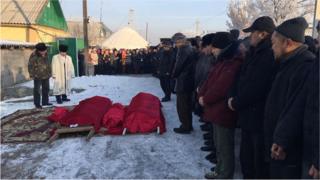 Авиакырсыктан курман болгондордун тажыясына көп киши келип жатты