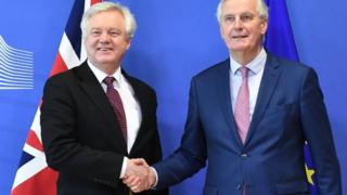 握手を交わすデイビス英ブレグジット担当相(左)とEUのバルニエ首席交渉官