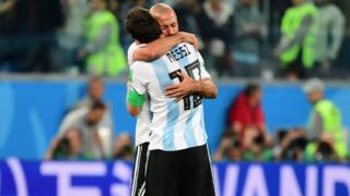 Abrazo entre Mascherano y Messi.