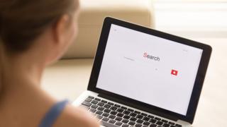 Una mujer hace una búsqueda en internet