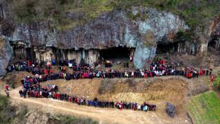 Picture of more than 500 members of the Ren family in China