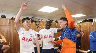 Tottenham players celebrate Champions League qualification