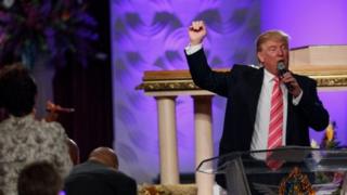Donald Trump awarai watu weusi