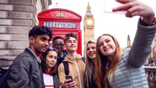 Un grupo de amigos en el Big Ben de Londres