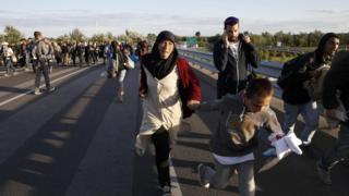 Мигранты бегут по автостраде в Будапешт. 7 сентября 2015