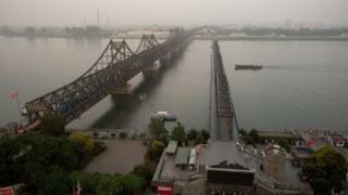 Daraja la mto Yalu karibu na Dandong, linalotumiwa sana kupitisha bidhaa kati ya China na Korea kaskazini