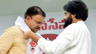 లక్ష్మీనారాయణకు కండువా కప్పి పార్టీలోకి ఆహ్వానిస్తున్న పవన్కళ్యాణ్