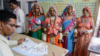 हैदराबादमा मतदान गर्न गएका आदिवासी महिला