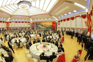 木蘭館宴會場的祝捷宴會(朝中社2017年9月10日發放圖片)