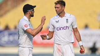 Jimmy Anderson talking to Mark Wood
