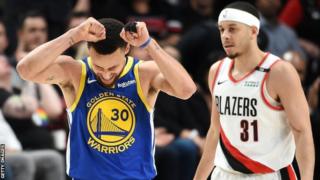 Stephen Curry (ibumoso) na murumuna we Seth (iburyo). Bwari bwo bwa mbere abavandimwe bahuriye ku mikino ya nyuma ya NBA