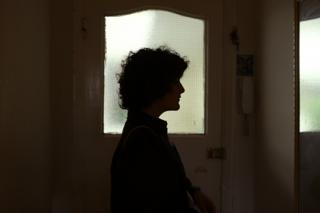 Gilda Bruno schaut in einen Spiegel, als sie für einen Abend ihr Zuhause verlässt