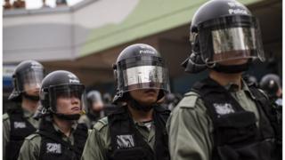 前線警員刻意隱藏自己身份執法引發爭議。