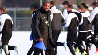 Sunday Oliseh ati awọn agbabọọlu rẹ lori papa