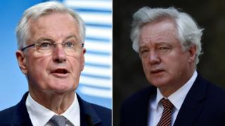 Uwuhagarariye ibiganiro ku ruhande rwa UE Michel Barnier (i bubamfu) hamwe n'uwugarariye Ubwongereza muri Brexit, David Davis