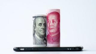 billetes sobre un teléfono