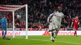 Sadio Mane wa Liverpool yishimira gutsindira iyi kipe igitego cya gatatu mu mukino wo kwishyura wa Champions League wayihuje na Bayern Munich ku wa gatatu - cyari icya kabiri cye muri uwo mukino