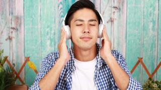 Joven con auriculares