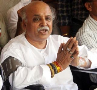 રડતા તોગડિયાની તસવીર