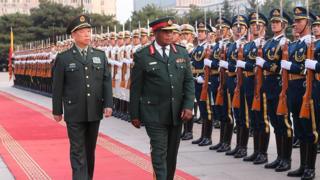 Tướng Lý Tác Thành, ủy viên Quân ủy Trung ương Trung Quốc, đón tiếp tướng Zimbabwe