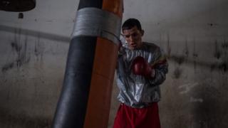 Boxer Robin Zamora trainiert mit einem Boxsack