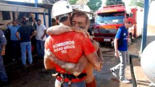 Bombeiro abraça homem que salvou em Minas Gerais em 2011