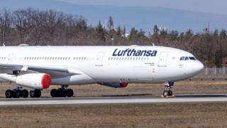 Lufthansa Flugzeuge geparkt am Frankfurter Flughafen