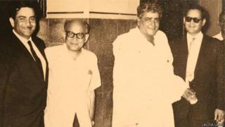 राजकपूर, ख़्वाजा अहमद अब्बास और पृथ्वीराज कपूर के साथ गुरु दत्त.