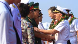 Phó Đô đốc Phillip G. Sawyer, Tư lệnh Hạm đội 7 của Hải quân Mỹ, chào đón các quan chức Việt Nam sau khi hàng không mẫu hạm USS Carl Vinson cập cảng Đà Nẵng hôm 5/3/2018.