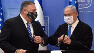 US Secretary of State Mike Pompeo bumps elbows with Israeli Prime Minister Benjamin Netanyahu in Jerusalem (24 August 2020)