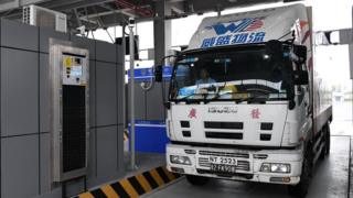 香港当局希望港珠澳大桥可帮助陆路物流业减低运输成本,但大桥开通后货柜车车流量远不及最初预期。