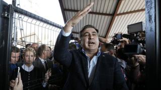 M. Saakachvili est un farouche opposant au président Petro Porochenko qui l'a déchu de sa nationalité ukrainienne.