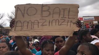 Waandamanaji walikusanyika nje ya mahakama kupinga washukiwa hao wasiachiliwe kwa dhamana