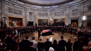 Lễ quốc tang dành cho Thượng nghị sĩ John McCain hôm 31/8. Đây là vinh dự chỉ dành cho khoảng 30 người chưa từng giữ chức Tổng thống Hoa Kỳ trong suốt 166 năm qua.