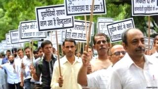 आसाममध्ये नागरिकत्वासाठी आंदोलन करणारे नागरिक
