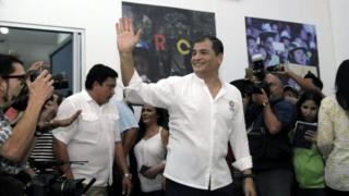 Rafael Correa saluda a sus seguidores antes de comenzar una rueda de prensa en Guayaquil.