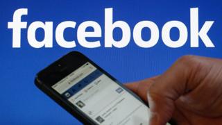Teléfono celular con el logo de Facebook
