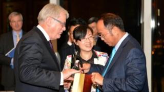 Ông Hoàng Hướng Mặc cùng nguyên Bộ trưởng Thương mại Andrew Robb tại Hong Kong năm 2014, năm hiệp định thương mại tự do Trung Quốc được ký kết.