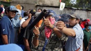 Демонстранты стреляют из самодельного миномета в Масая, Никарагуа, 18 июня 2018 года.
