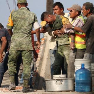 El soldado Martín Moctezuma Luis Hernández llora tras el rescate de cadáveres en Jojutla