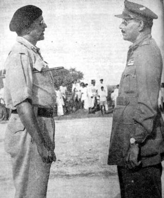 जनरल अल-इदरोस (दायें) जनरल चौधरी के आगे हथियार डालते हुए