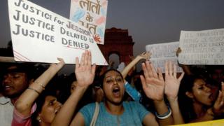 Des activistes indiens réclamant un nouveau procès de neuf hommes acquittés pour le meurtre de Jessica Lal, une femme de 32 ans, dans un bar de Delhi en 1999.