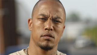 Bir İD videosunda Deso Dogg ayaması daşıyan cihadçı Denis Cuspertin əlində kəsilmiş baş olub
